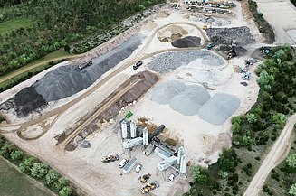 Pohled z ptačí perspektivy na stavební materiál rozbitý pro renovaci silnice