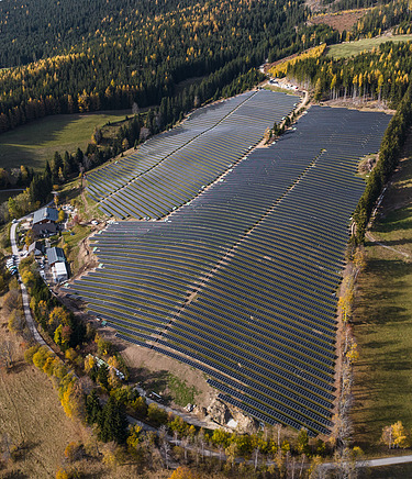 Pohled z ptačí perspektivy na jeden z největších fotovoltaických parků v Rakousku