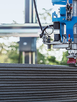 Głowica drukująca nakłada warstwy betonu warstwa po warstwie.