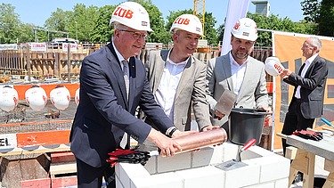 Foto von Esslingens Landrat Heinz Eininger, ZÜBLIN-Vorstandsmitglied Stephan von der Heyde und Esslingens Erster Bürgermeister Ingo Rus. 