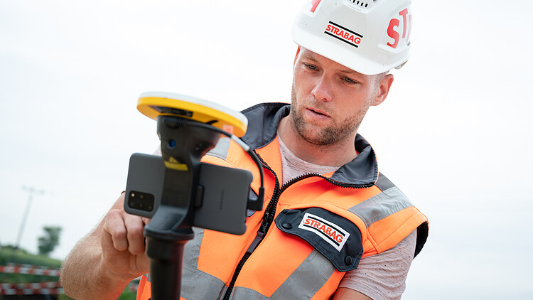 Fotografie cu un muncitor în construcții care folosește realitatea augmentată pentru construcții