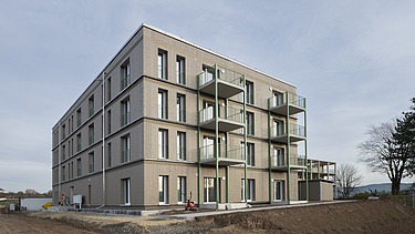 Gebäudekomplex in serieller Holzbauweise während der Bauphase von außen