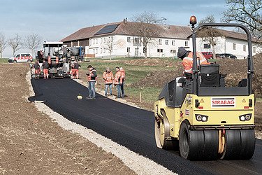 Fotó egy útaszfaltozási projektről, ahol az aszfalt újrahasznosítása révén CO2-t takarítottak meg