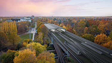 A modern Sengelmannstraße U5-ös metróállomás Madártávlatból a Sengelmannstraße U5 metróállomásról