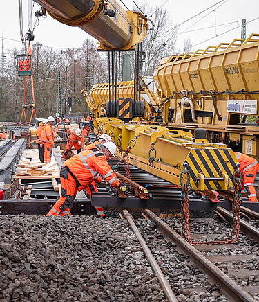 Straßenwalze verdichtet frisch asphaltierte Fahrbahn im Straßenbau