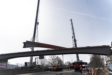 Installation eines modularen Brückenträgers mit Kränen über laufender Infrastruktu