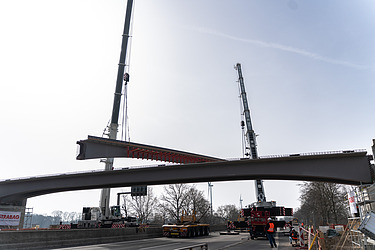 Montáž modulárního mostního nosníku pomocí jeřábů nad provozovanou infrastrukturou