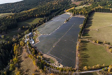 Bild aus Vogelperspektive einer der größten Photovoltaikparks in Österreich