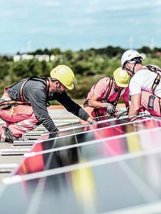 Fotografie z instalace fotovoltaického zařízení