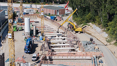 Staveniště metra U5 v Hamburku s jeřáby a těžkými stroji