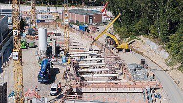 A hamburgi U5-ös metró építési területe darukkal és nehézgépekkel