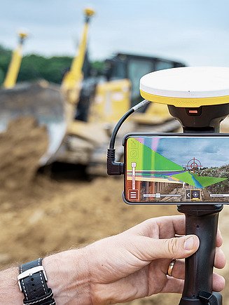 Foto von Smartphone mit Augmented Reality Filter für den Straßenbau