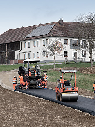 Foto einer Zufahrtsstraße aus Asphalt mit 70 % Recyclinganteil.