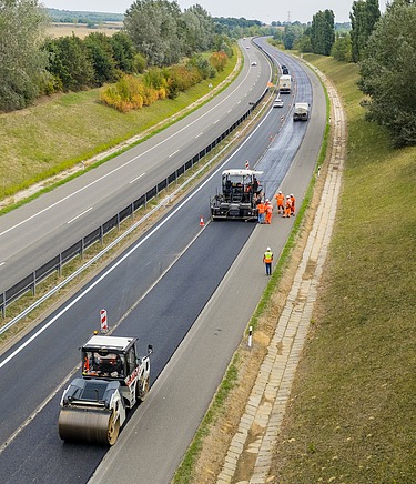 Madártávlatból amérsékelten meleg aszfalt beépítése az M60-as autópályán