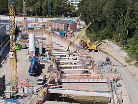 Șantier de construcție a liniei de metrou U5 din Hamburg cu macarale și utilaje grele