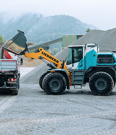 Foto von Baumaschinen die mit alternativer Antriebstechnik betrieben werden