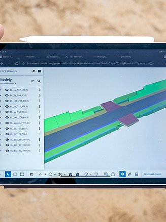 Tablet zeigt Oberflächensimulation.