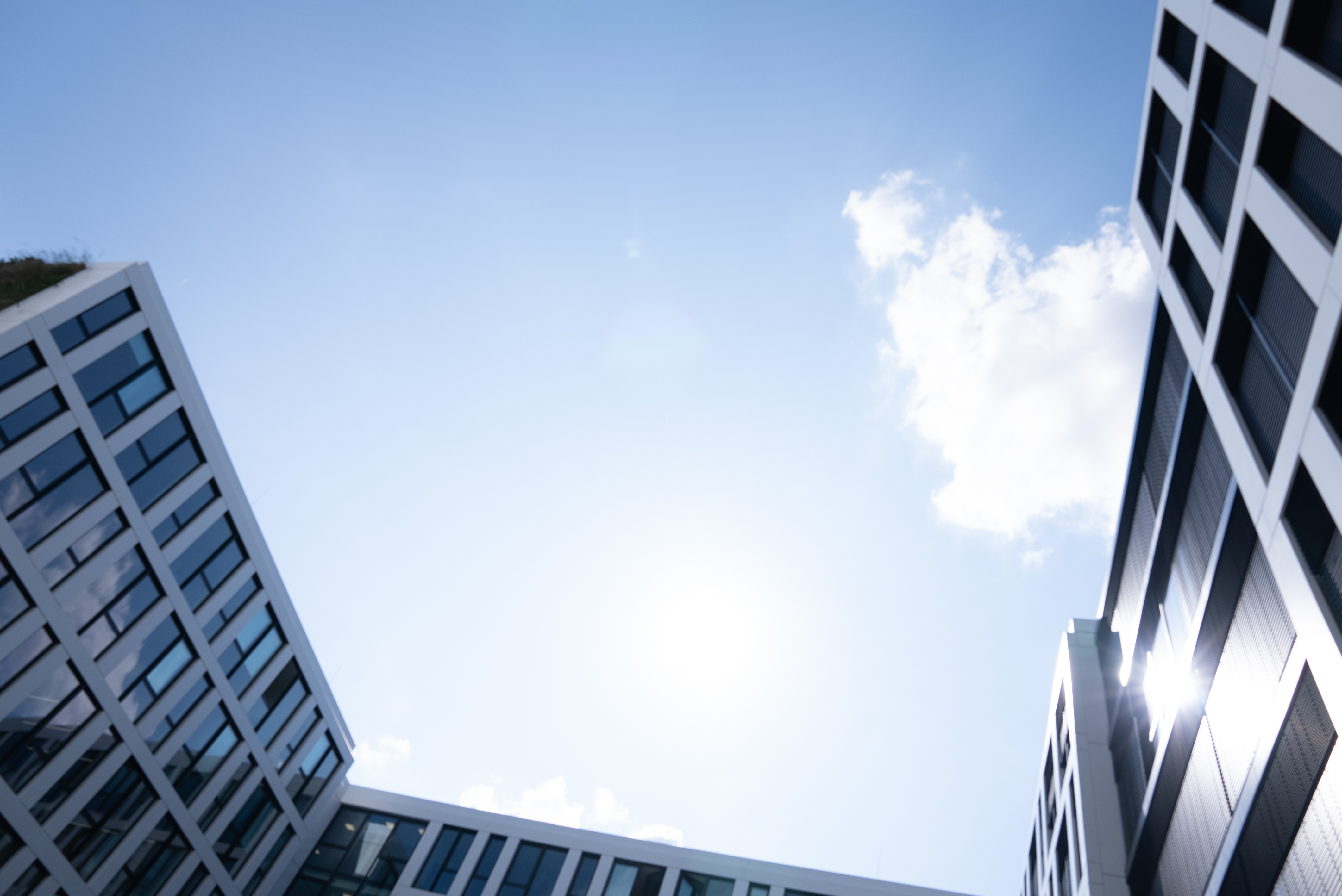 Foto von dem STRABAG Gebäude in Stuttgart mit Blick in den Himmel