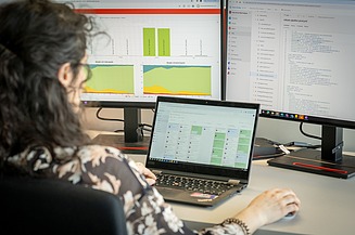DARIA napi használatban Egy fotó egy számítógépen dolgozó alkalmazottról