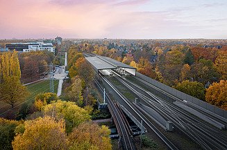 Die moderne U5 Haltestelle Sengelmannstraße Foto aus der Vogelperspektive von der U5 Haltestelle Sengelmannstraße