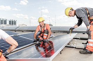 Foto von der Montage von Photovoltaikmodulen