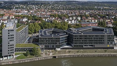 Aerial view of the new Esslingen district administration office with green roofs and photovoltaic system