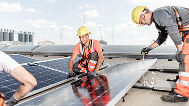 Foto von der Montage von Photovoltaikmodulen